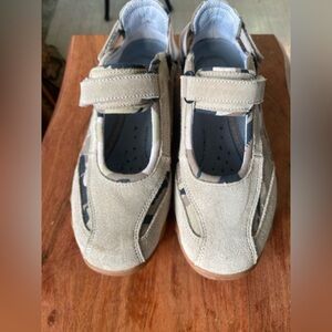 Mephisto women’s Beige Camouflage Sneakers